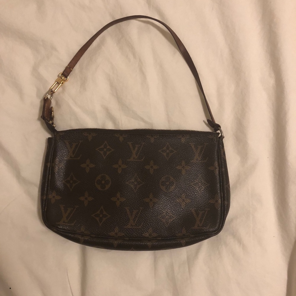 Pochette authentic Louis Vuitton bag